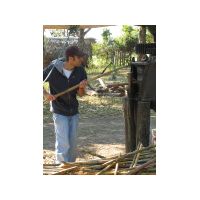 24_Dan_at_the_sugar_cane_press.jpg